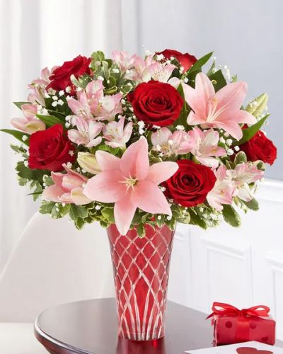 The key to an unforgettable Valentine’s. Our timeless red and pink bouquet is designed in a clear vase tied with red satin ribbon to help unlock all those feelings in your heart